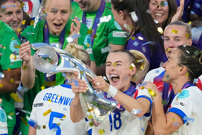 Kelly (số 18) ăn mừng chức vô địch cùng ĐT nữ Anh tại EURO 2025