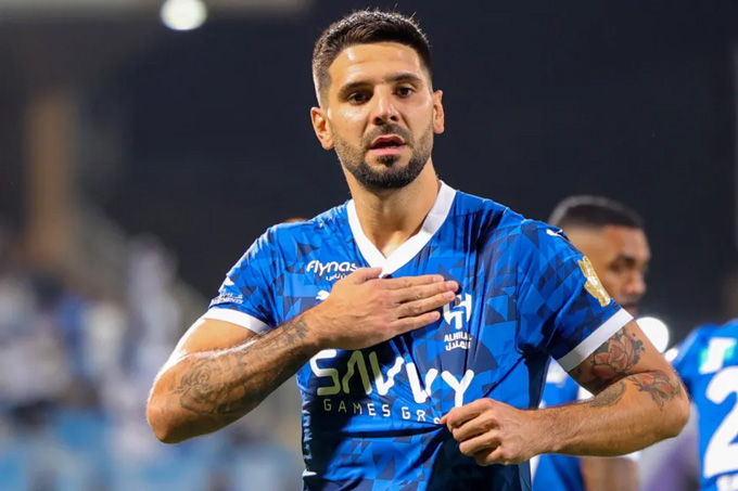 Mitrovic được MU theo sát