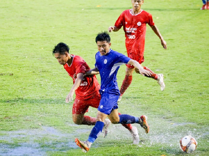 U21 Thể Công (áo đỏ) không thể xem thường TP.HCM. Ảnh: Trung Đặng 