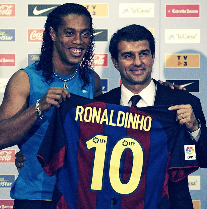 Laporta dùng Ronaldinho để hàn gắn sự chia rẽ nội bộ, thuyết phục các nhóm lợi ích và củng cố quyền lực cá nhân