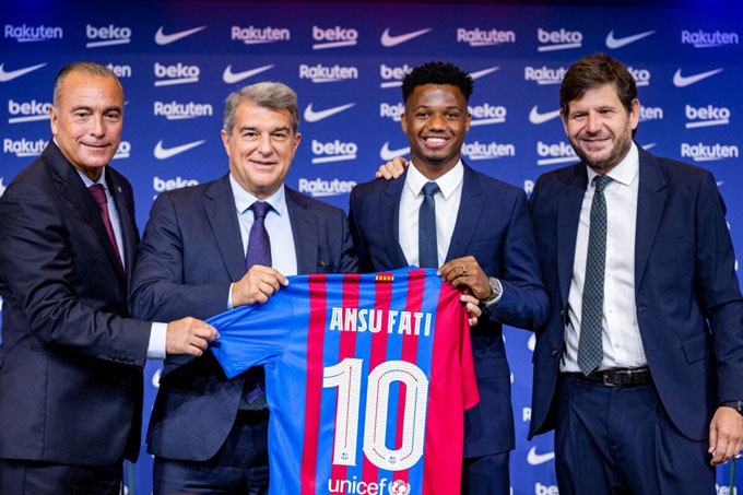 Laporta trao áo số 10 cho Fati để xoa dịu dư luận sau khi Messi ra đi trong nước mắt