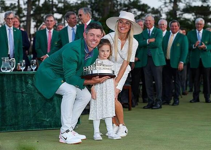 Cùng thời điểm, tình cũ McIlroy lại dính lùm xùm ly hôn với vợ