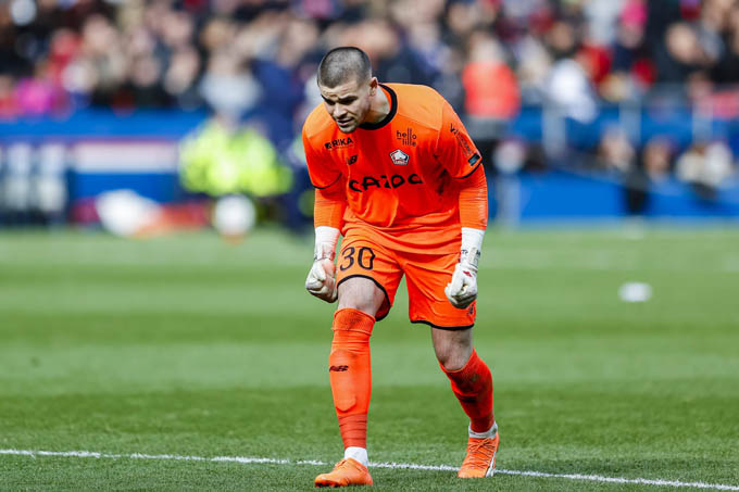 Lucas Chevalier trên đường tới PSG