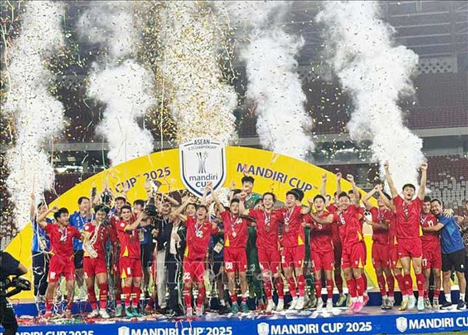 Các cầu thủ U23 Việt Nam hân hoan nâng cao cúp vô địch U23 Đông Nam Á 2025 - Ảnh: TTXVN