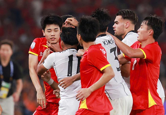 Tiền đạo Đình Bắc bị cầu thủ U23 Indonesia vây hãm, bóp cổ