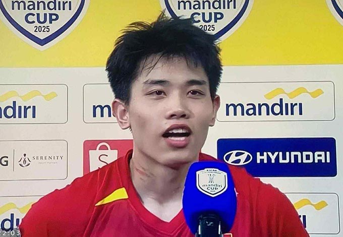 Khi trả lời phỏng vấn sau trận, Đình Bắc vẫn còn nguyên thương tích sau khi bị bóp cổ