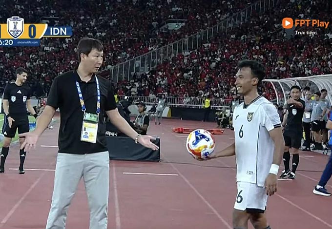 HLV Kim Sang Sik có rất nhiều hành động "lạ" ở cuối trận để giảm sức ép cho học trò