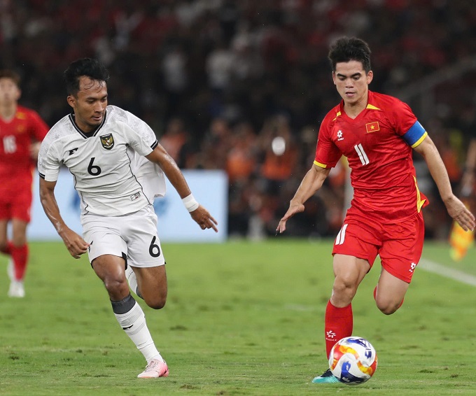 Darwis (số 6) thường ném biên rất xa nhưng vô hiệu trước U23 Việt Nam. Ảnh: Anh Khoa 