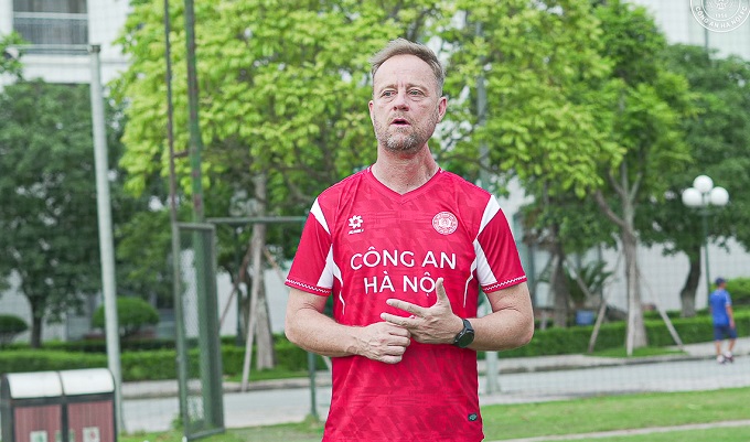 HLV Mano Polking đang cùng CAHN chuẩn bị cho mùa giải mới. Ảnh: CAHN FC