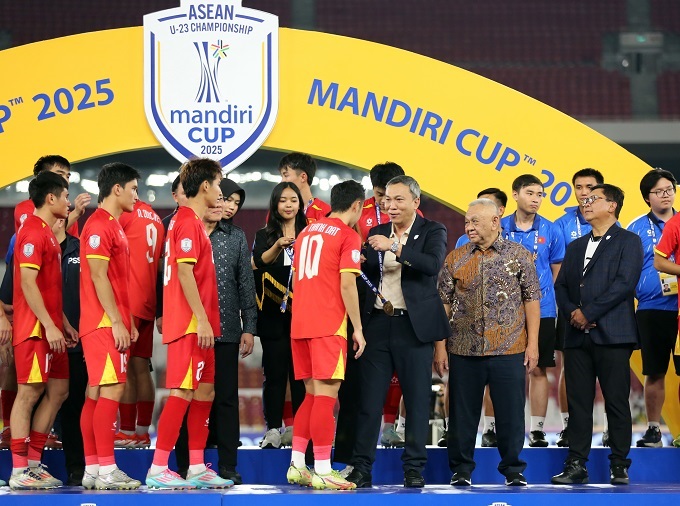 Chủ tịch LĐBĐ Việt Nam, Trưởng ban thi đấu AFC Trần Quốc Tuấn trao huy chương cho U23 Việt Nam - Ảnh: Anh Khoa 