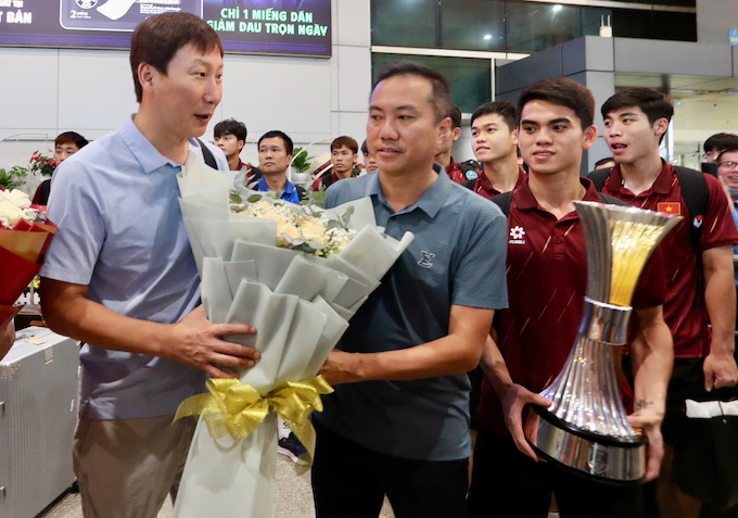 Phó chủ tịch Nguyễn Xuân Vũ trao bó hoa tươi thắm thay lời tri ân đến HLV Kim Sang Sik. Ảnh: Anh Khoa 
