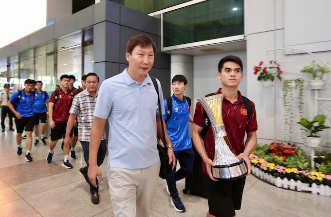 Các thành viên ĐT U23 Việt Nam về đến Tân Sơn Nhất. Ảnh: Anh Khoa 