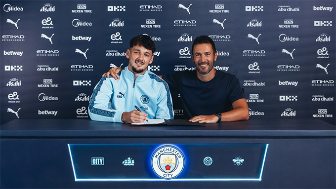 Trafford trở lại Man City sau hai năm khoác áo Burnley