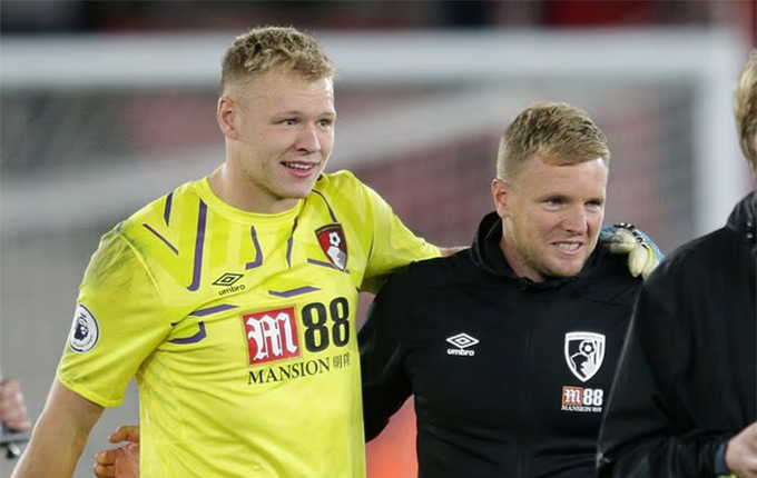 Ramsdale từng gắn bó với HLV Howe tại Bournemouth