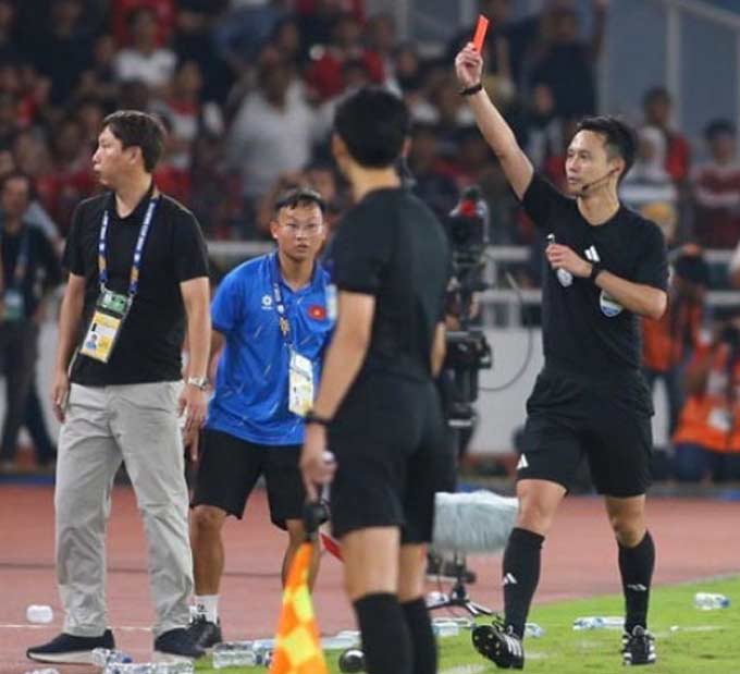 Bác sỹ Nguyễn Trường An bất ngờ nổi tiếng vì màn rải chai nước khiến Indonesia vỡ trận - Ảnh: Tạp chí Du lịch 