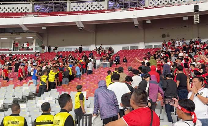 Một nhóm CĐV Indonesia chửi bới người hâm mộ Việt Nam - Ảnh: Minh Quân 