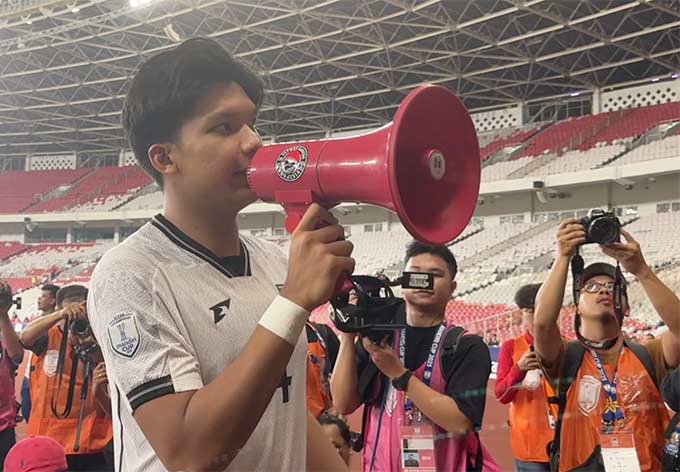 Đội trưởng U23 Indonesia phải dùng loa xin lỗi người hâm mộ 