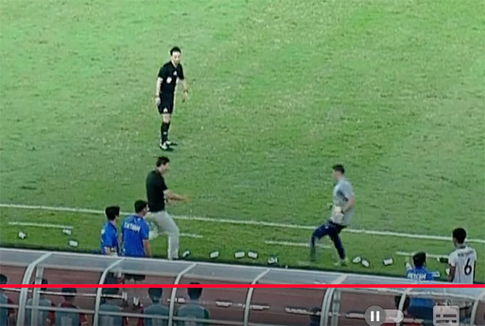 Trợ lý U23 Indonesia không giữ nổi sự bình tĩnh trước sự khôn ngoan của U23 Việt Nam