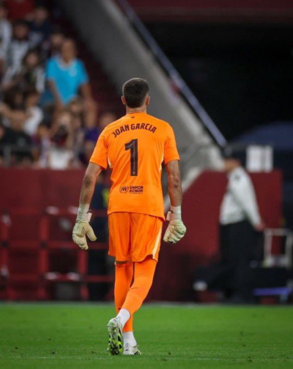 Garcia đang mặc áo số 1 vốn thuộc về Ter Stegen kể từ khi anh gia nhập CLB vào năm 2014