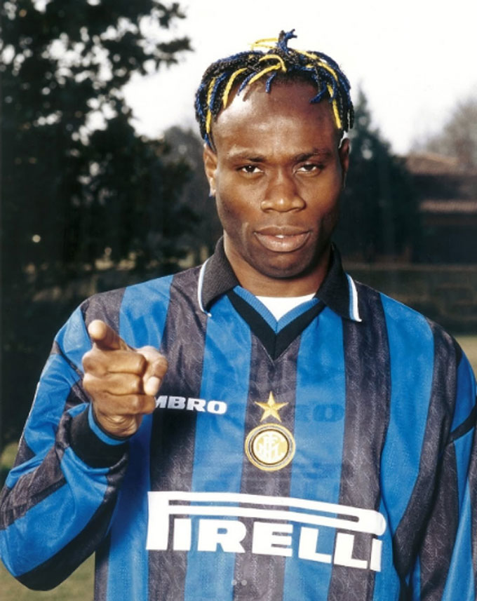 Taribo West ghi dấu tại Inter với mái tóc lòe loẹt và những bùa chú kỳ lạ.