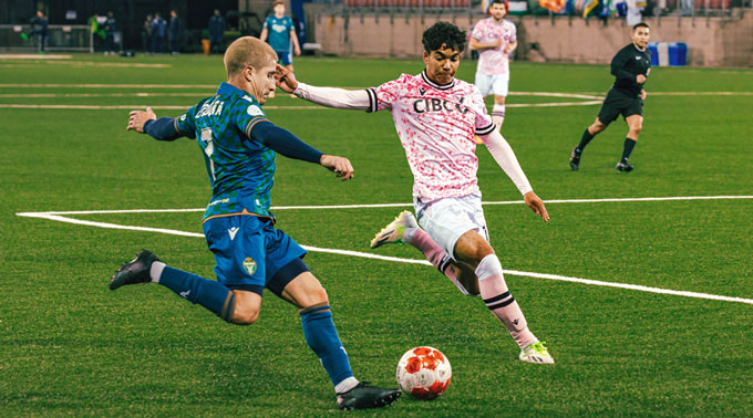Crawford (áo trắng hồng) đang thi đấu cho Vancouver FC