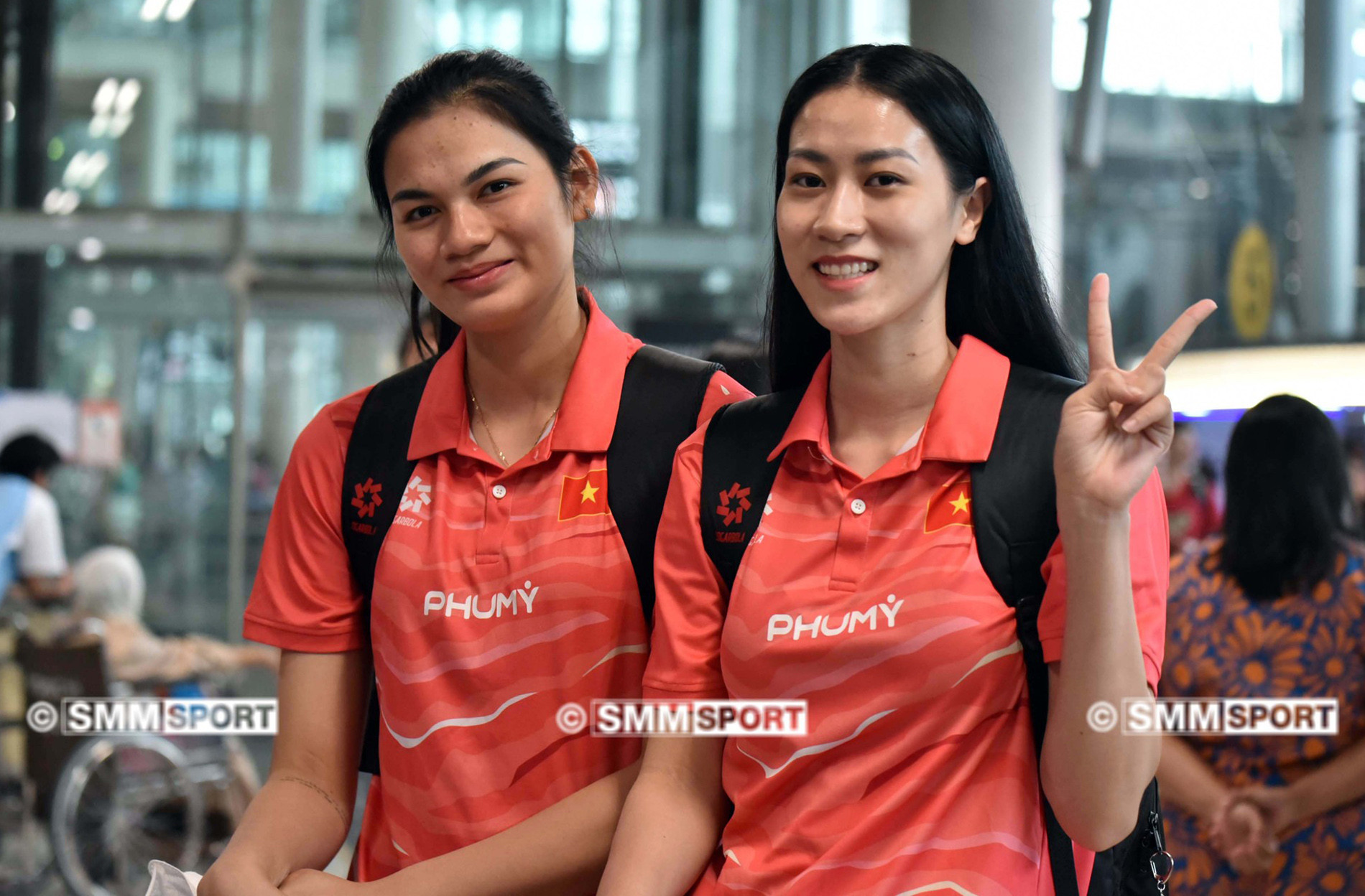 2 nữ VĐV xinh đẹp và tự tin của bóng chuyền Việt Nam là Vy Thị Như Quỳnh và Hoàng Thị Kiều Trinh