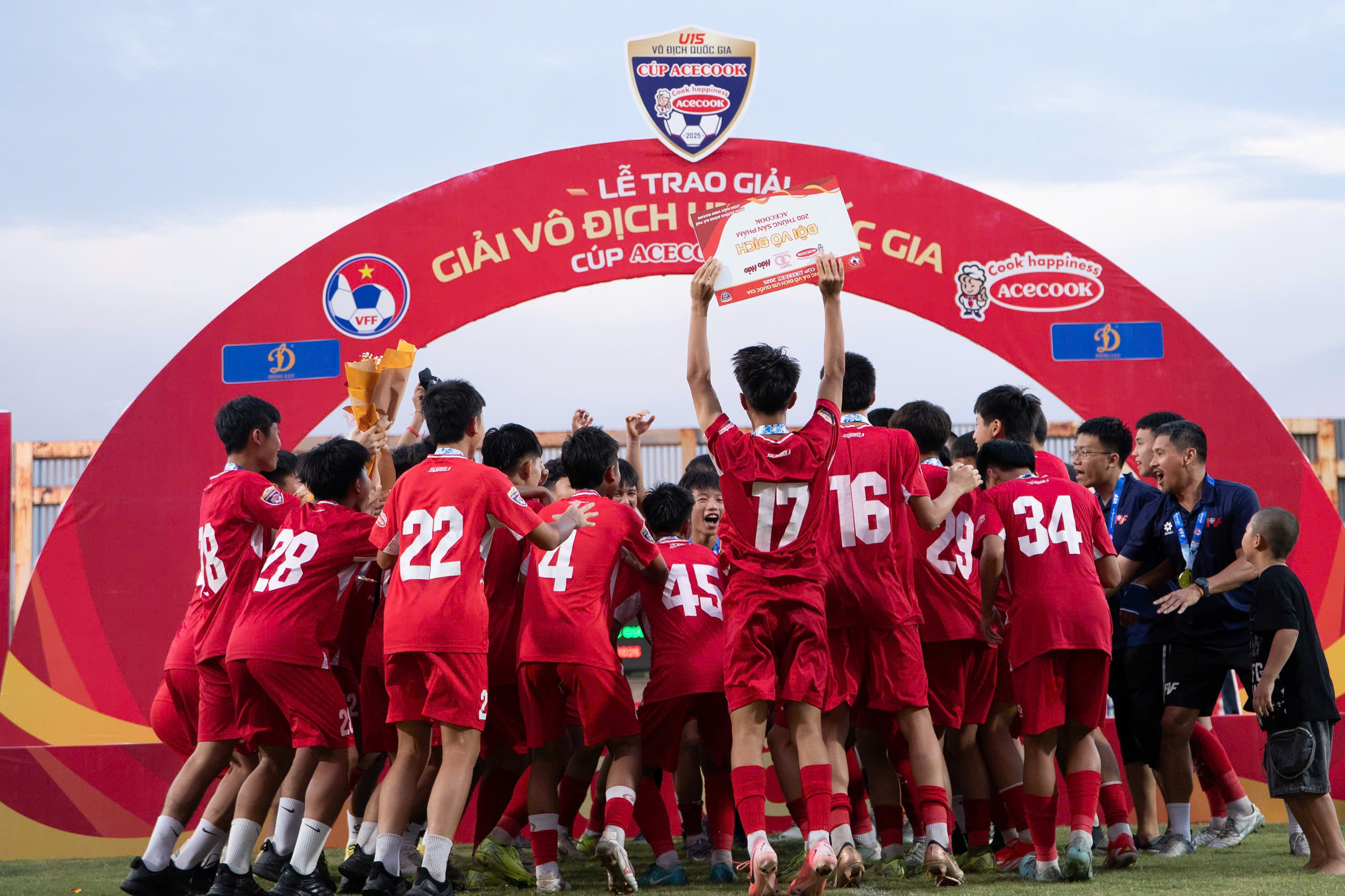 U15 PVF ăn mừng chức vô địch ngay trên sân nhà