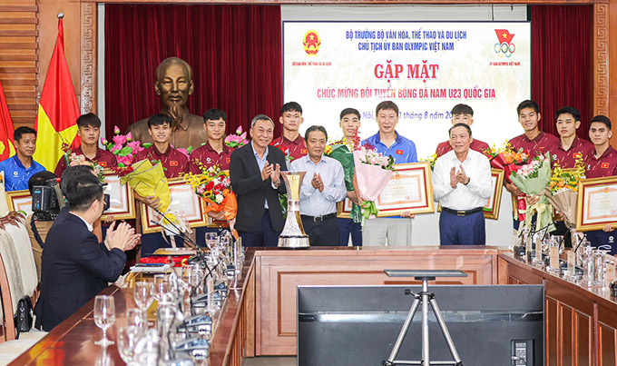 Đội tuyển U23 Việt Nam vinh dự nhận Bằng khen của Thủ tướng Chính phủ. Ảnh: Đăng Huy