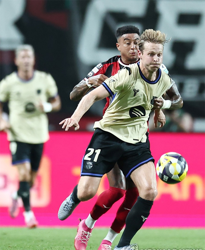 De Jong trong trận giao hữu với FC Seoul