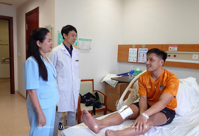 Phó TTK Nguyễn Thanh Hà hỏi thăm Hồ Văn Ý 