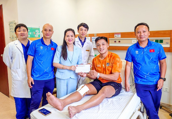 Thủ môn Hồ Văn Ý cần ít nhất 6 tháng để bình phục hoàn toàn 