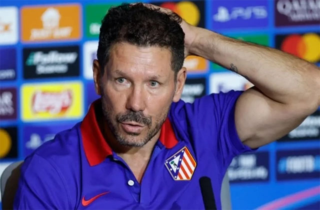 HLV Simeone tích cực mua sắm trong phiên chợ Hè 2025