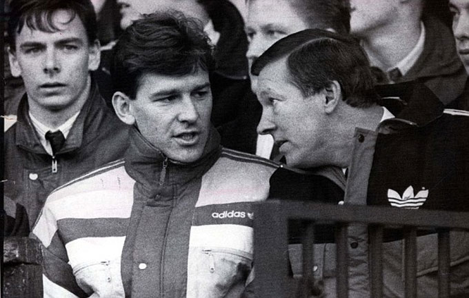 Sir Alex (phải) nói chuyện cùng đội trưởng của MU, Bryan Robson