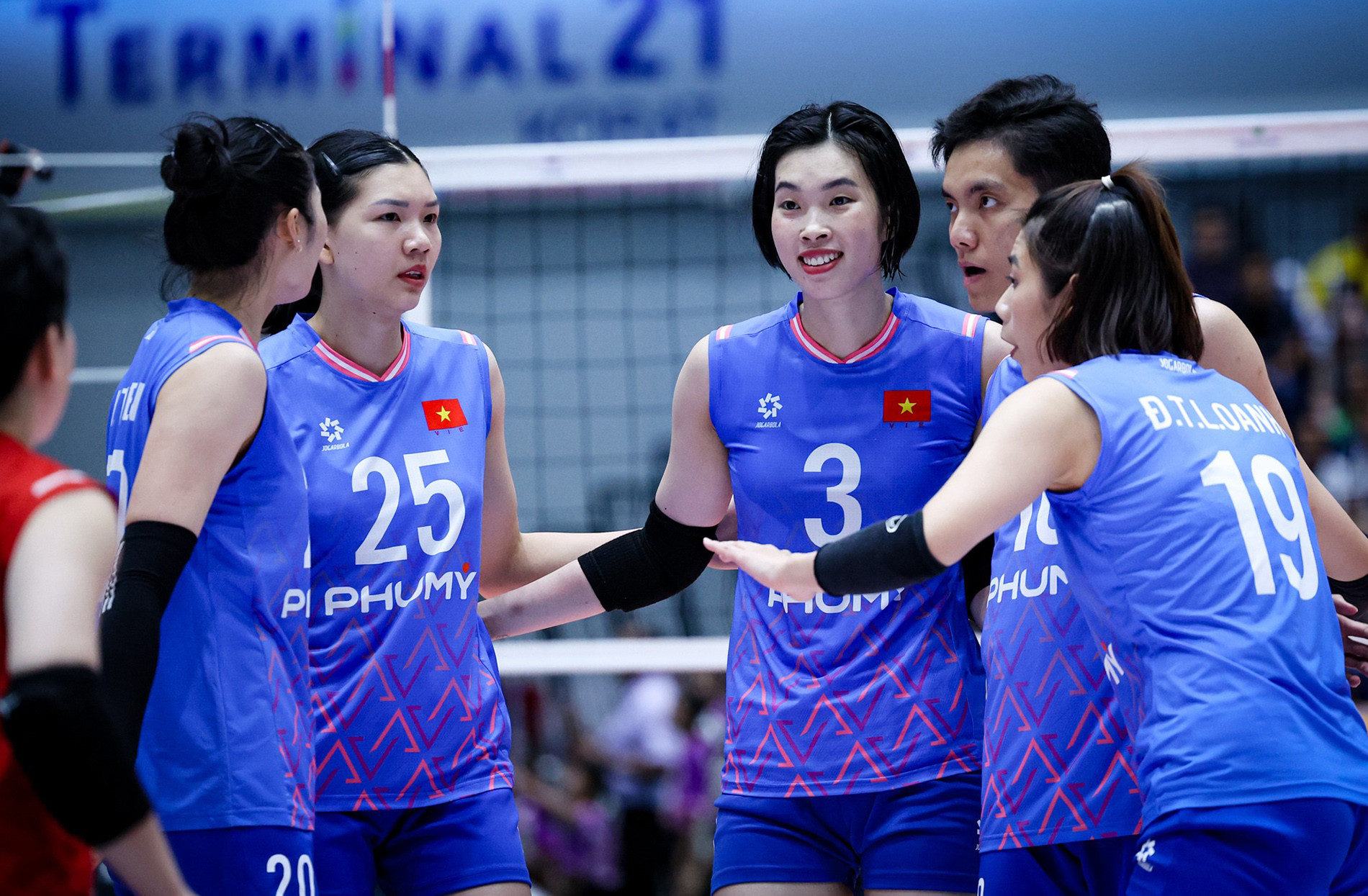Tuyển bóng chuyền nữ Việt Nam thắng chung cuộc 3-1 (25/13, 25/21, 23/25, 25/9) trước Philippines và giờ sẽ đối đầu với Thái Lan
