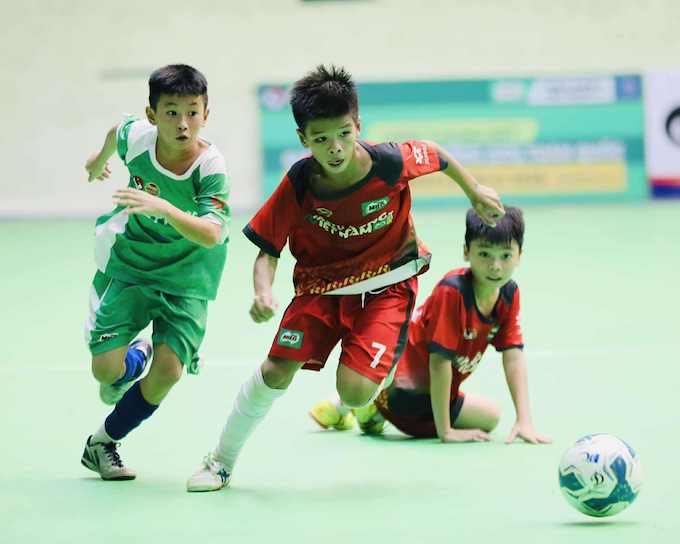 Trận chung kết giữa Hưng Yên (áo đỏ) và Bắc Ninh đã diễn ra rất hấp dẫn - Ảnh: Đức Khôi