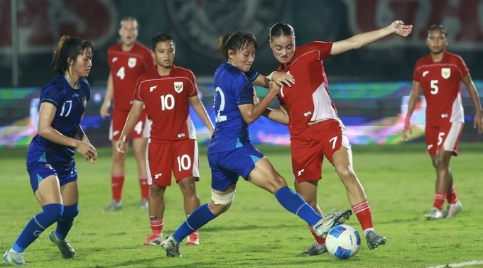 ĐT nữ Indonesia (áo đỏ) trong trận thua Đài Bắc TH ở vòng loại giải nữ châu Á 2026