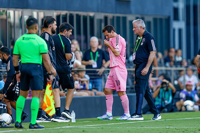 Messi rời sân vì chấn thương chỉ sau 11 phút