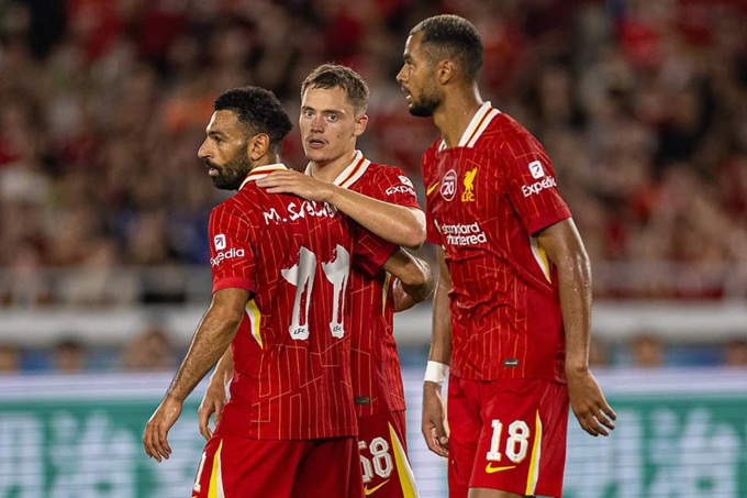 Florian Wirtz và Mohamed Salah đang nỗ lực tìm tiếng nói chung trên hàng công Liverpool