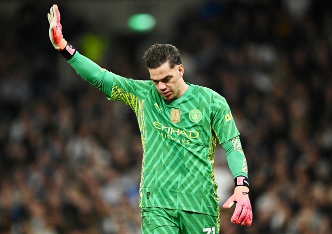 Ederson (Man City) cũng là một thủ môn nổi tiếng bị "lên sàn"