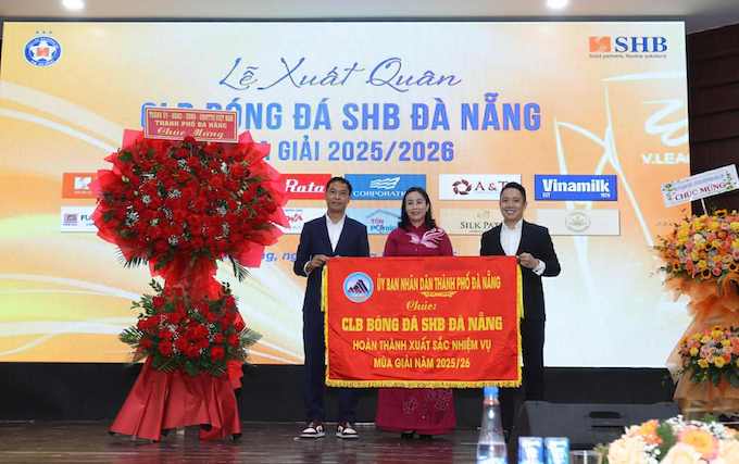 Lãnh đạo thành phố Đà Nẵng và đại diện của SHB Đà Nẵng tại buổi lễ. Ảnh: Phi Hải 