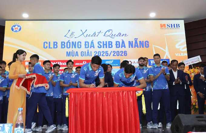 Các cầu thủ SHB Đà Nẵng ký cam kết sẽ hoàn thành mục tiêu của mùa giải 2025/26. Ảnh: Phi Hài 