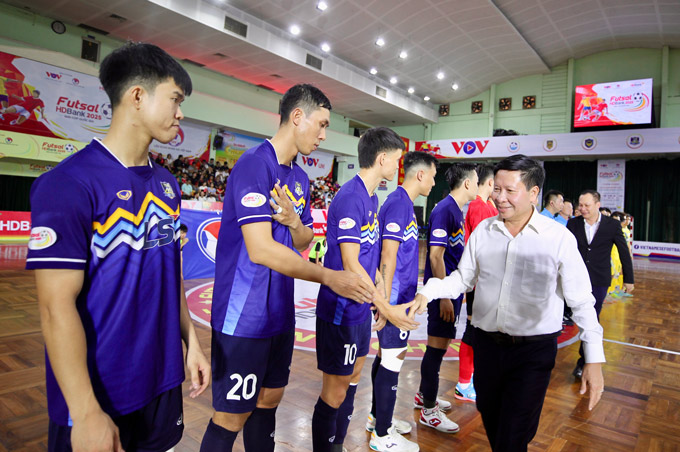Các đại biểu xuống bắt tay động viên hai đội