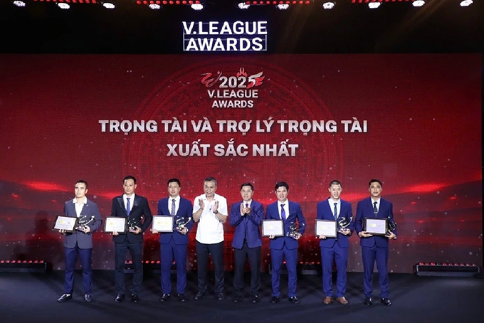 Trọng tài Trần Đình Thịnh (thứ hai từ trái sang) giành Còi bạc 2025