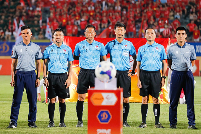 Trọng tài Trần Đình Thịnh (thứ ba, từ trái sang) điều hành một trận đấu tại V.League