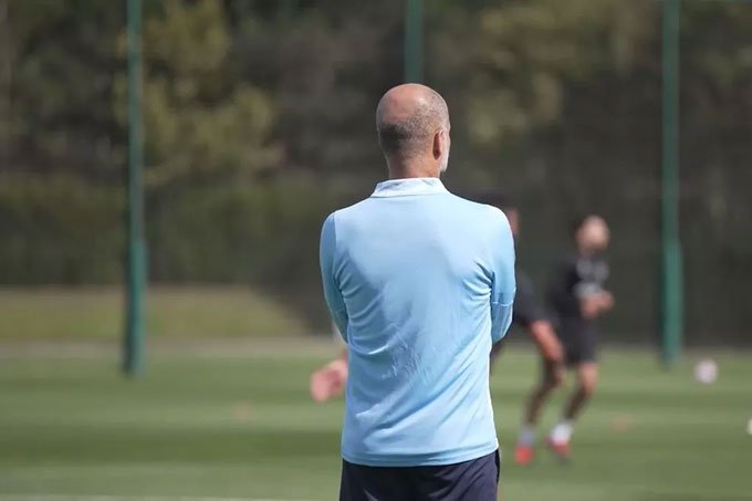 Guardiola chủ yếu đứng quan sát các cầu thủ Man City tập luyện