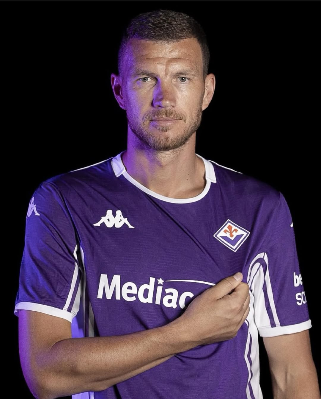 Ở tuổi 39, Edin Dzeko trở về Serie A và ký hợp đồng với Fiorentina. 
