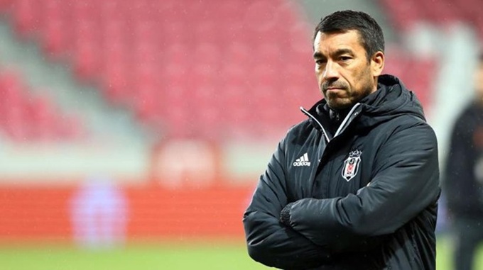 Giovanni van Bronckhorst về Liverpool làm phó tướng cho Arne Slot.