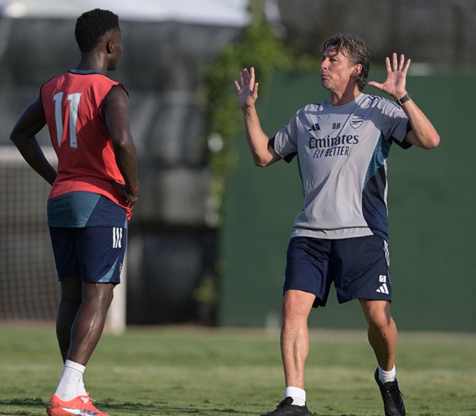 Gabriel Heinze trực tiếp chỉ đạo các buổi tập của Arsenal.