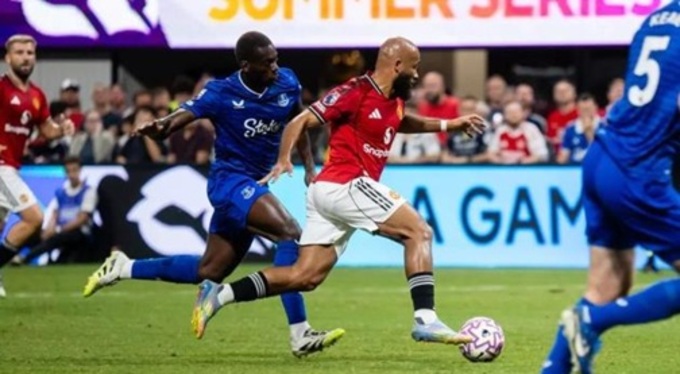 Mbeumo tung hoành giữa các cầu thủ Everton