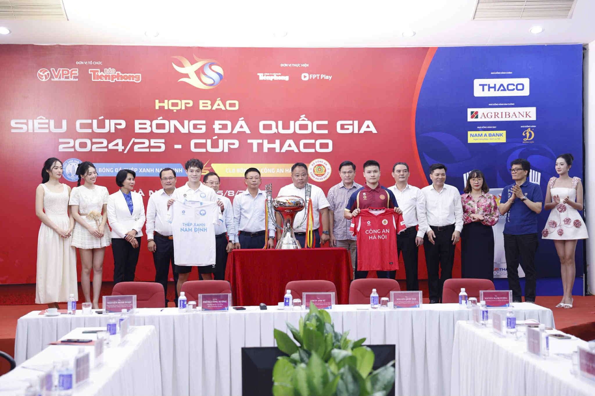 Các lãnh đạo VFF chụp ảnh cùng nhà tài trợ và cầu thủ 2 đội tham dự Siêu cúp Quốc gia 2024/25